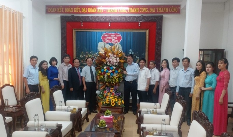 Lãnh đạo tỉnh tặng hoa chúc mừng cán bộ, công chức cơ quan Ủy ban MTTQ Việt Nam tỉnh