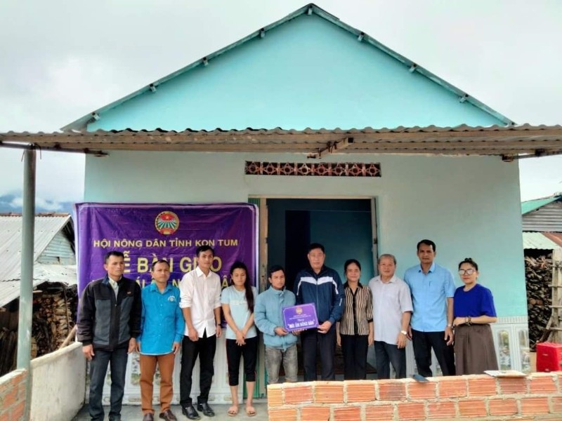 Bàn giao nhà "Mái ấm Nông dân" cho hộ gia đình Hội viên nghèo A Việt, tại thôn Xa Múc, xã Ngọc Linh, huyện Đăk Glei.