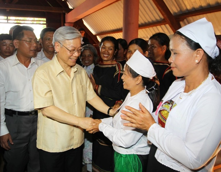 Tổng Bí thư Nguyễn Phú Trọng với đồng bào các dân tộc ở tỉnh Đắk Lắk _Ảnh: TTXVN