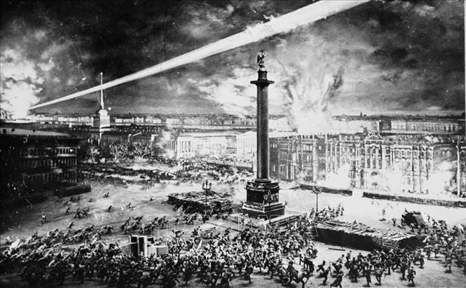 Đêm 7/11/1917 (25/10 theo lịch Nga cũ), quân khởi nghĩa tấn công vào Cung điện Mùa Đông ở Petrograd, mở đầu cuộc Cách mạng Tháng Mười Nga. Ảnh: Tư liệu TTXVN