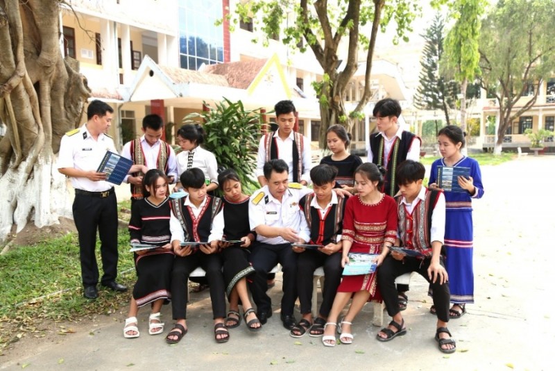 Cán bộ Tổng Công ty Tân cảng Sài Gòn với học sinh trường PTTH Dân tộc nội trú tỉnh trong dịp tổ chức tuyên truyền biển đảo, tư vấn tuyển sinh năm 2023.