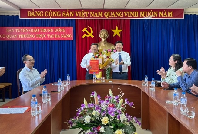 Đồng chí Nguyễn Văn Bắc (trái)