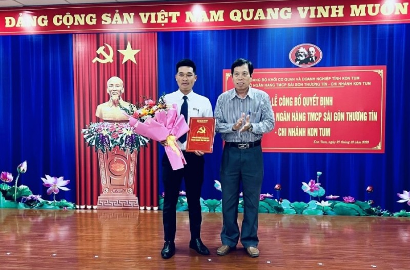 Đồng chí Bùi Thái Trọng, Bí thư Đảng ủy Khối cơ quan và doanh nghiệp tỉnh trao QĐ thành lập Chi bộ Ngân hàng TMCP Sài Gòn Thương Tín - Chi nhánh Kon Tum