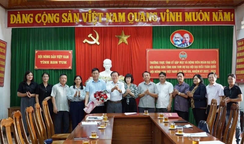Đồng chí Phó Bí thư Tỉnh uỷ Nguyễn Văn Hoà tặng hoa chúc mừng Đoàn đại biểu Hội Nông dân tỉnh trước khi đi dự Đại hội Trung ương