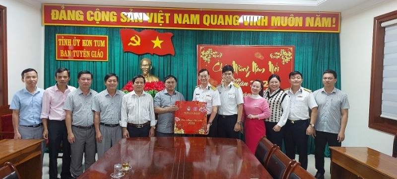 Đoàn công tác của Tổng Công ty Tân cảng Sài Gòn thăm, tặng quà Tết cho Ban Tuyên giáo Tỉnh uỷ Kon Tum