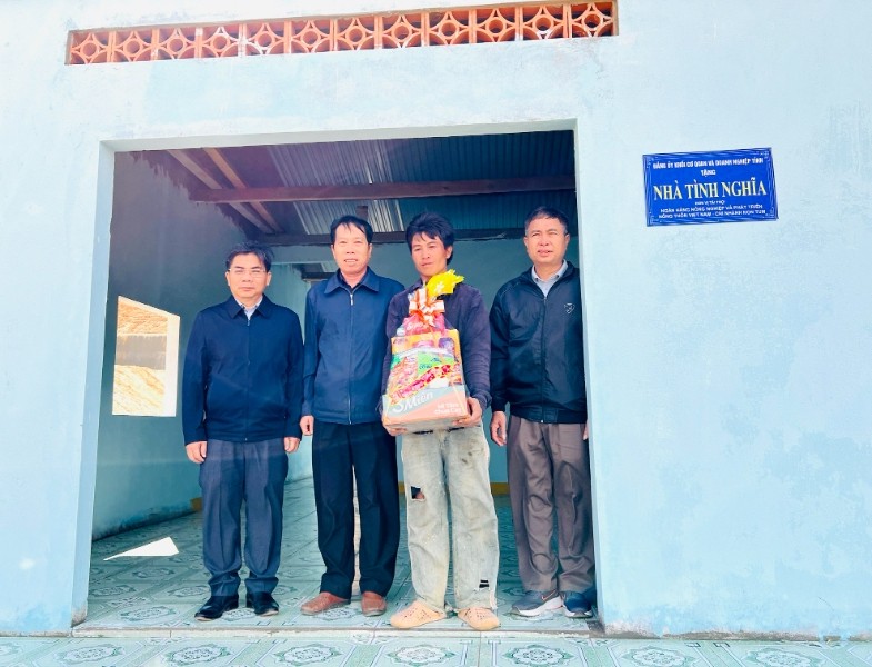 Lãnh đạo Đảng uỷ Khối và Chi nhánh Ngân hàng Nông nghiệp và Phát triển nông thôn Kon Tum tặng quà Tết cho gia đình ông A Lớt.