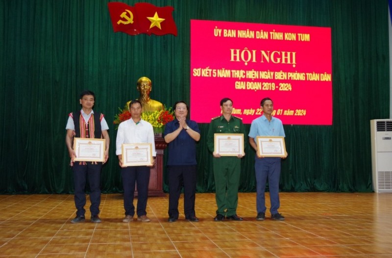 Chủ tịch UBND tỉnh Lê Ngọc Tuấn trao tặng bằng khen cho các tập thể, cá nhân
