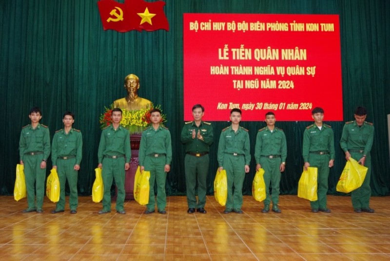 Bộ Chỉ huy BĐBP tỉnh trao quà Tết cho các quân nhân