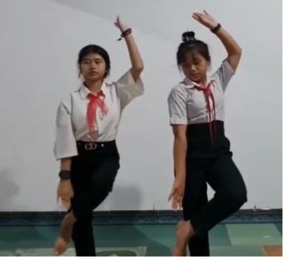 Học sinh thực hiện động tác múa Xoang nghi thức