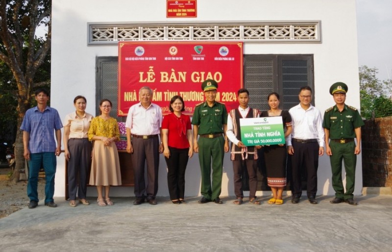 Bộ đội Biên phòng tỉnh, Hội Cựu chiến binh tỉnh, chính quyền địa phương, gia đình anh A Phải và  Ngân hàng Vietcombank tại buổi trao tặng nhà