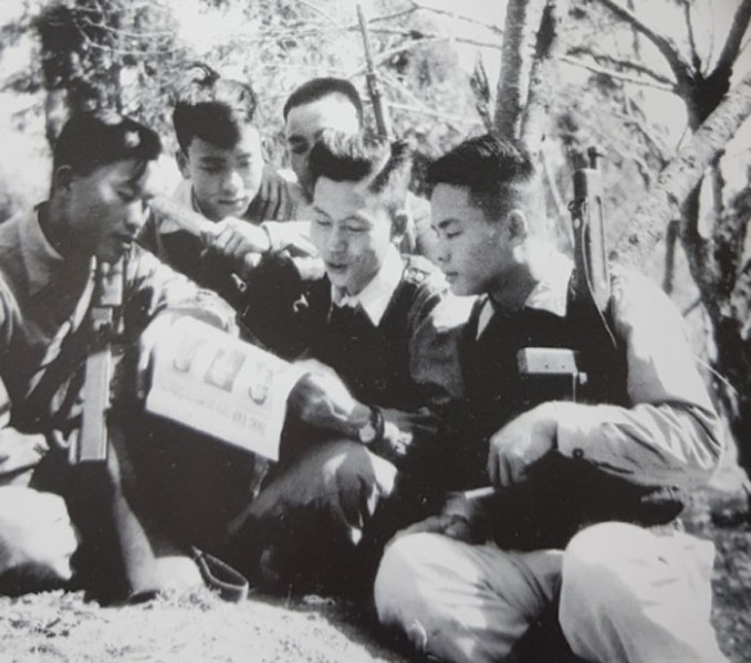 Cán bộ, chiến sĩ đọc Báo Quân đội nhân dân để biết thông tin từ chiến trường trong Chiến dịch Điện Biên Phủ. Ảnh tư liệu