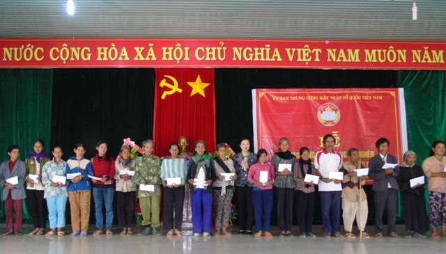 Đồng chí Trương Thị Ngọc Ánh tặng quà Tết cho người nghèo xã Đăk Pxi