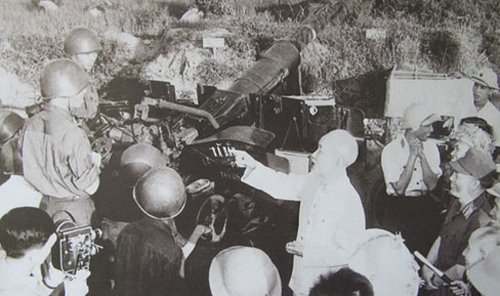 Chủ tịch Hồ Chí Minh đến thăm các chiến sĩ lực lượng phòng không bảo vệ Thủ đô (tháng 9-1966). Ảnh tư liệu