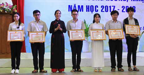 Phó Bí thư Thường trực Tỉnh ủy Y Mửi trao Bằng khen cho các học sinh đạt thành tích xuất sắc trong các kỳ thi học sinh giỏi quốc gia năm 2017 (nguồn ảnh: baokontum.com.vn)