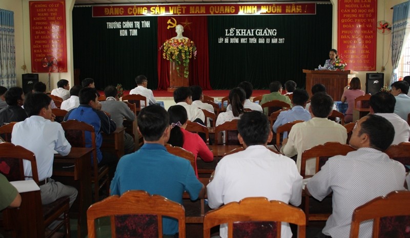 Lãnh đạo Trường Chính trị tỉnh phát biểu khai mạc lớp bồi dưỡng.