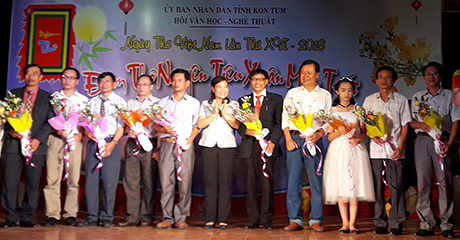 Phó Chủ tịch UBND tỉnh Trần Thị Nga tặng hoa chúc mừng các tác giả