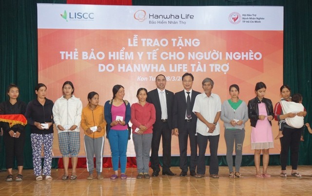 Đồng chí Lại Xuân Lâm – Phó Chủ tịch UBND tỉnh và lãnh đạo Công ty Bảo hiểm nhân thọ Hanwha Life Việt Nam trao thẻ BHYT cho người nghèo