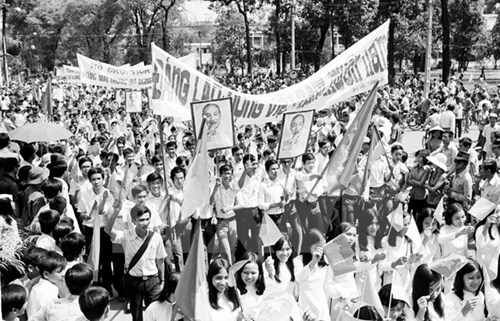 Nhân dân Sài Gòn diễu hành mừng thành phố được giải phóng (ngày 15-5-1975.)(Ảnh: Tư liệu TTXVN)