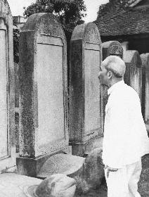 Chủ tịch Hồ Chí Minh thăm Văn Miếu, Quốc Tử Giám. Người xem bia ghi danh các Tiến sĩ đầu tiên ở Việt Nam (29/1/1960).