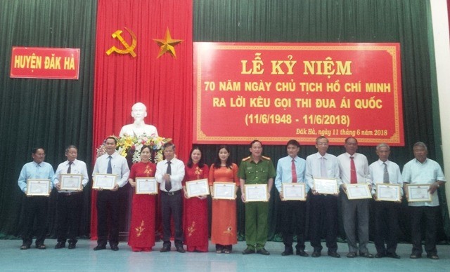 Khen thưởng các cá nhân điển hình trong phong trào thi đua yêu nước trên địa bàn huyện Đăk Hà