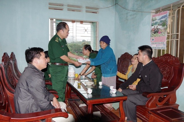 BĐBP Kon Tum phối hợp chính quyền địa phương tặng quà cho Mẹ Liệt sỹ Đặng Thị Tịnh