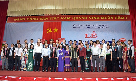 Thủ tướng Chính phủ và lãnh đạo các cấp chụp hình lưu niệm cùng tập thể giáo viên trường PTDTNT huyện Tu Mơ Rông. (nguồn ảnh: kontum.gov.vn)