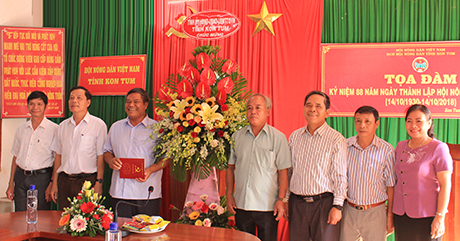 Lãnh đạo tỉnh tặng hoa chúc mừng Hội Nông dân nhân ngày truyền thống