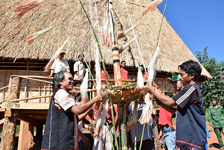 Dân làng Kon Pao (xã Đăk Psi, huyện Đăk Hà) tổ chức Khánh thành nhà rông mới kết hợp với Lễ mừng lúa mới và Ngày hội Đại đoàn kết toàn dân tộc (baokontum.com.vn)