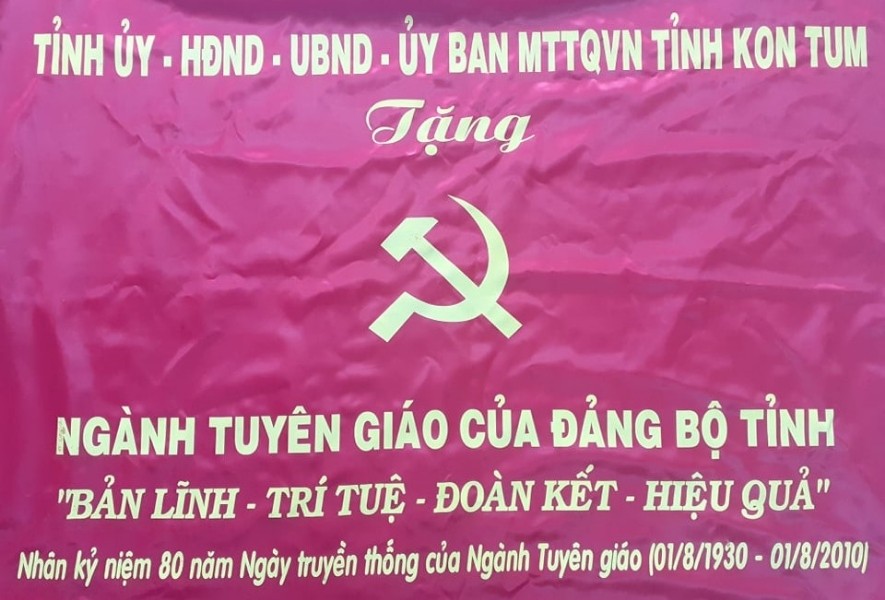 Bức trướng của Tỉnh ủy-HĐND-UBND-Ủy ban MTTQVN tỉnh tặng ngành Tuyên giáo tỉnh Kon Tum nhân kỷ niệm 80 năm Ngày truyền thống công tác Tuyên giáo của Đảng