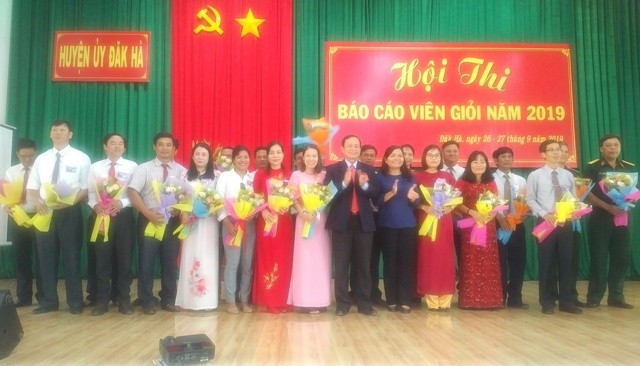 Tặng hoa chúc mừng các thí sinh tham gia Hội thi Báo cáo viên giỏi huyện Đăk Hà năm 2019