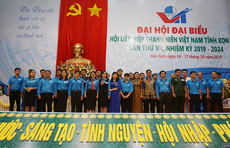 Ủy viên Ban chấp hành Hội LHTN Việt Nam tỉnh khóa VII ra mắt Đại hội. Ảnh: TT