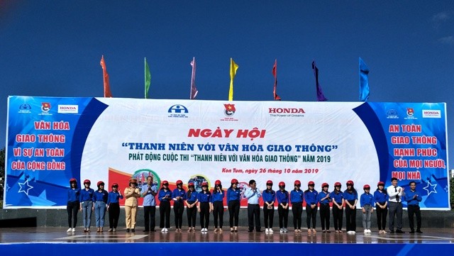 Ban tổ chức trao mũ bảo hiểm đạt chuẩn cho ĐVTN, HS-SV tỉnh Kon Tum