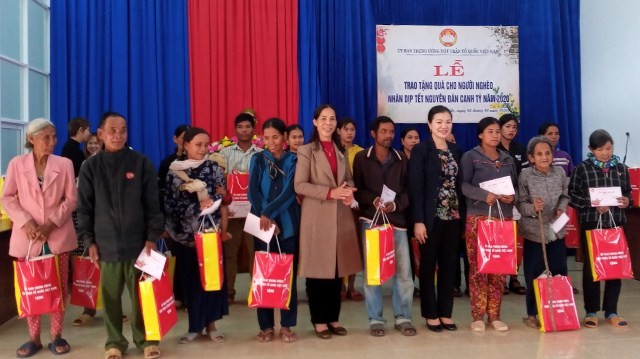 Đồng chí Trương Thị Ngọc Ánh và đồng chí Y Mửi trao tặng quà cho bà con xã Đăk Tờ Re, huyện Kon Rẫy  (nguồn ảnh: kontum.gov.vn)