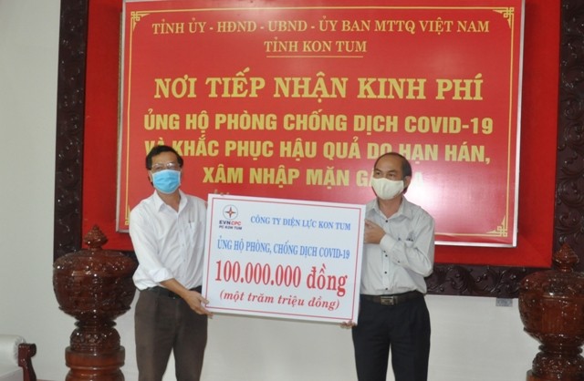 Ủy ban MTTQ Việt Nam tỉnh tiếp nhận 100 triệu đồng do Công ty Điện lực Kon Tum ủng hộ để phòng, chống dịch Covid-19 và khắc phục hậu quả do hạn hán gây ra trên địa bàn tỉnh (ảnh: baokontum.com.vn)