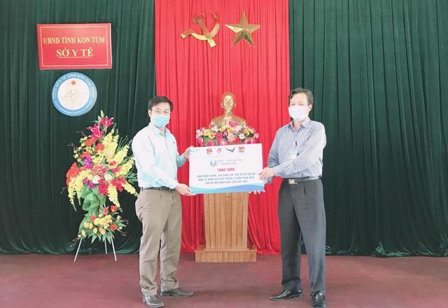 Phó Giám đốc Sở Y tế Trần Ái tiếp nhận vật dụng y tế do đồng chí Đoàn Kim Thành – UVBTV Thành đoàn, Giám đốc Trung tâm Phát triển Khoa học và Công nghệ Trẻ trao tặng