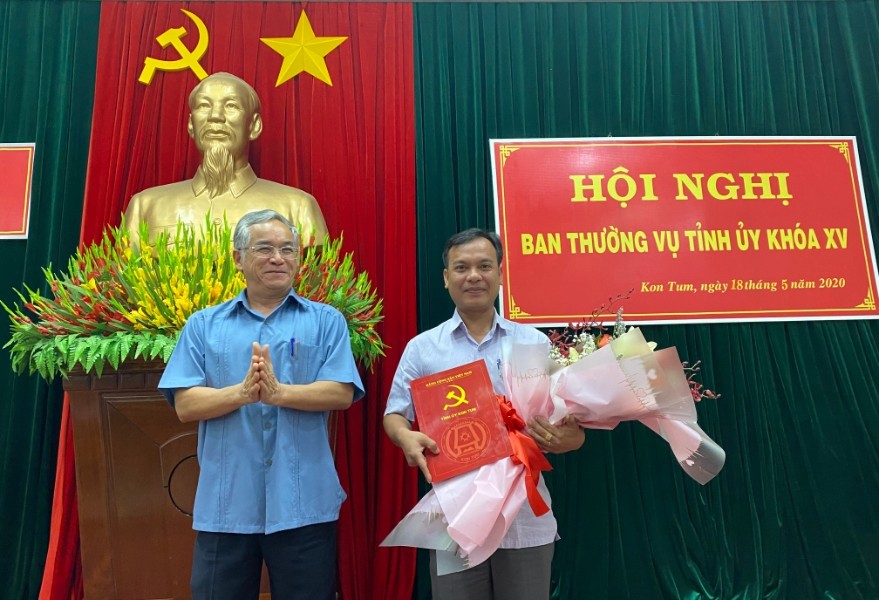 Đồng chí Bí thư Tỉnh ủy Nguyễn Văn Hùng trao Quyết định của Ban Bí thư và tặng hoa chúc mừng đồng chí U Huấn. Ảnh: MT