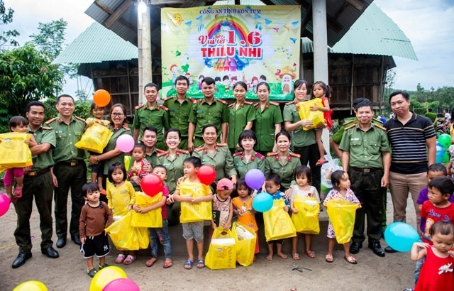 Công an tỉnh phối hợp với UBND xã Sa Loong tổ chức Chương trình “Vui Tết thiếu nhi 1/6” cho các em thiếu nhi ở các thôn của xã Sa Loong. (ảnh: baokontum.com.vn)