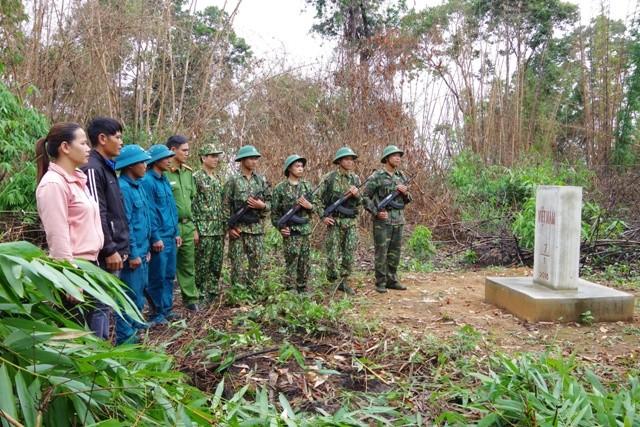 Tập thể, hộ gia đình, cá nhân của xã Mô Rai và Cán bộ, chiến sỹ đồn Biên phòng Mo Rai tổ chức tuần tra bảo vệ đường biên, cột mốc.