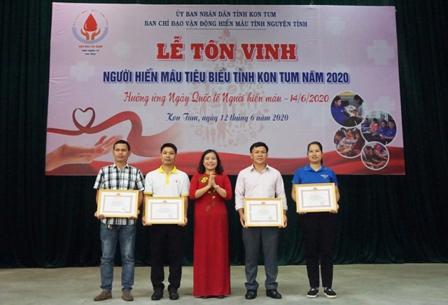 Ban Chỉ đạo vận động hiến máu tình nguyện tỉnh khen thưởng các cá nhân, gia đình, tập thể có thành tích xuất sắc tại Lễ tôn vinh người hiến máu tiêu biểu tỉnh Kon Tum năm 2020. (ảnh: baokontum.com.vn)