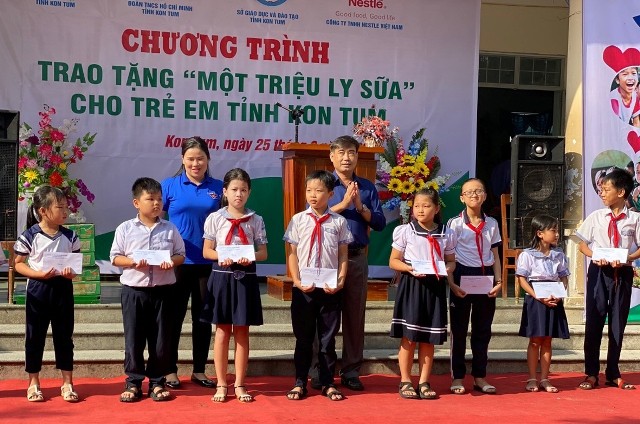 Tỉnh đoàn phối hợp với Sở Giáo dục và Đào tạo, Công ty TNHH Nestle Việt Nam tổ chức Chương trình trao tặng “Một triệu ly sữa” cho trẻ em trên địa bàn tỉnh. (nguồn ảnh: baokontum.com.vn)