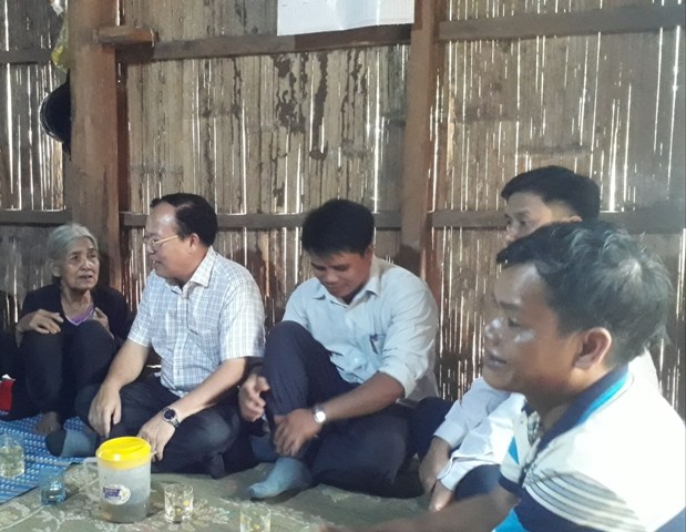 Phó trưởng Ban Tuyên giáo Tỉnh ủy Nguyễn Phúc Phận (thứ 2 từ trái sang) thăm hỏi bà con thôn Kon Gu I