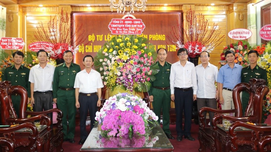 Đồng chí Bí thư Tỉnh ủy và đoàn công tác tặng hoa chúc mừng cán bộ, chiến sĩ Bộ Chỉ huy Bộ đội Biên phòng tỉnh
