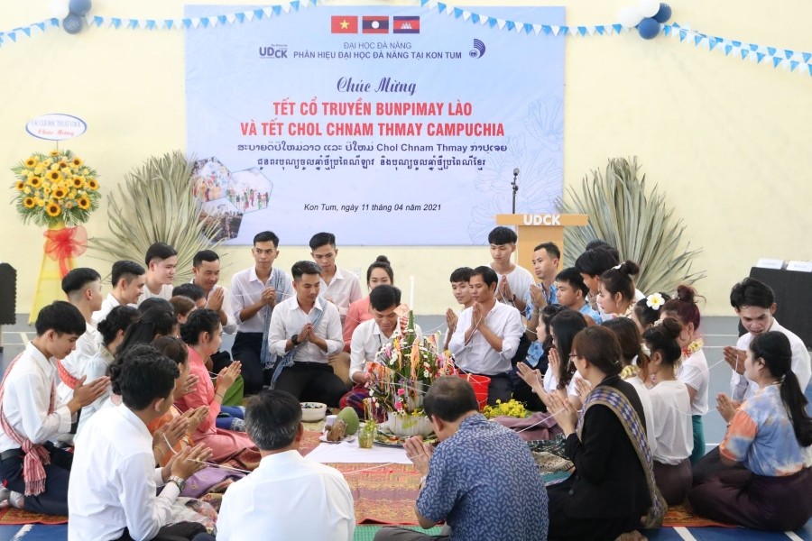 Phó Chủ tịch UBND tỉnh Y Ngọc chúc mừng Tết cổ truyền Bunpimay Lào và Chol Chnam Thmay Campuchia