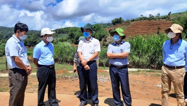 Bí thư Tỉnh ủy và lãnh đạo huyện Kon Plông, xã Hiếu thăm mô hình chè của HTX Chè sạch Đông Trường Sơn