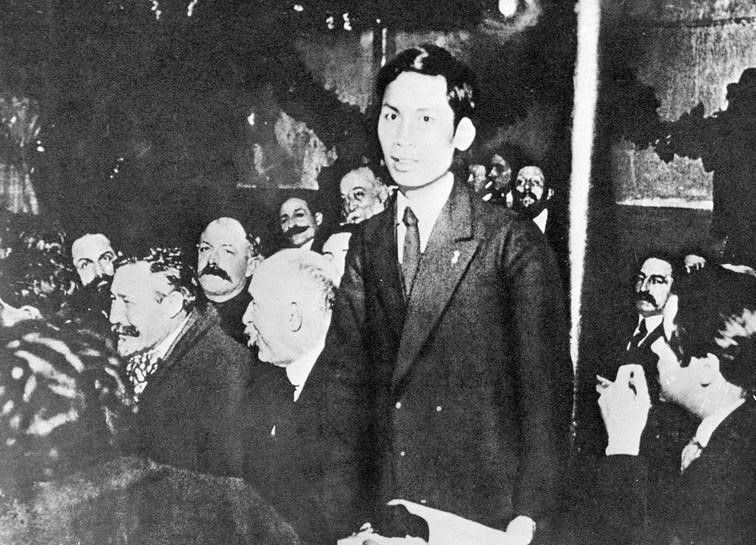 Năm 1920, chàng thanh niên yêu nước Nguyễn Ái Quốc (tên của Chủ tịch Hồ Chí Minh trong thời gian hoạt động cách mạng ở Pháp) tham dự Đại hội lần thứ 18 Đảng Xã hội Pháp ở thành phố Tours với tư cách đại biểu Đông Dương.