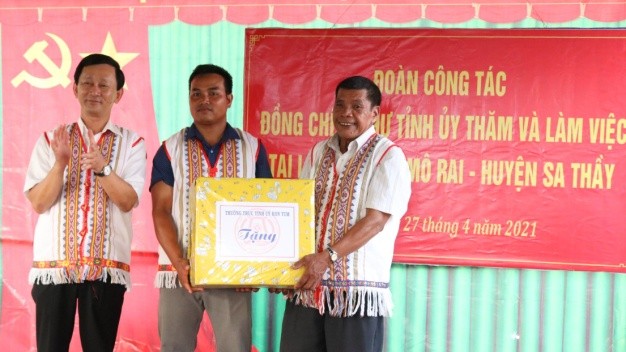Đồng chí Bí thư Tỉnh ủy Dương Văn Trang tặng quà nhân dân làng Le. (ảnh: kontum.gov.vn)
