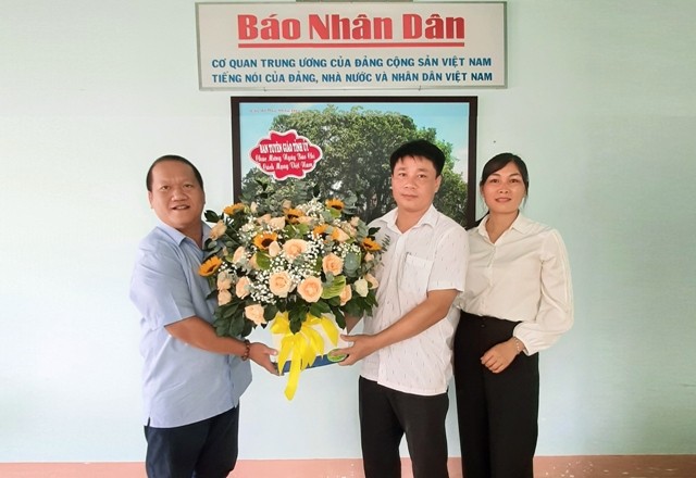Đồng chí Huỳnh Quốc Huy - UVBTV, Trưởng Ban Tuyên giáo Tỉnh ủy tặng hoa chúc mừng cơ quan Thường trú báo Nhân Dân tại Kon Tum