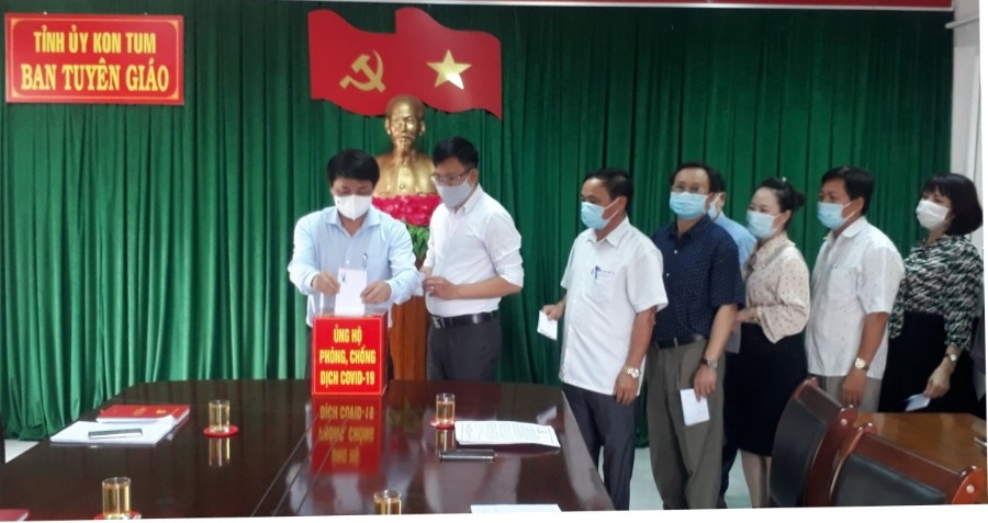 Cán bộ, công chức Ban Tuyên giáo Tỉnh ủy ủng hộ Quỹ phòng, chống dịch Covid - 19 tỉnh Kon Tum