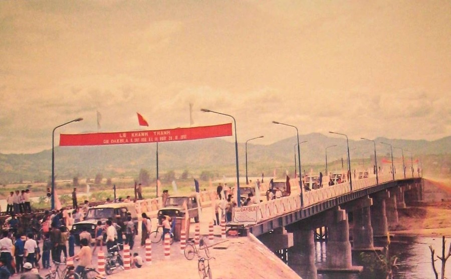 Khánh thành cầu Đăk Bla (1991) - công trình trọng điểm đầu tiên được xây dựng sau ngày thành lập lại tỉnh.