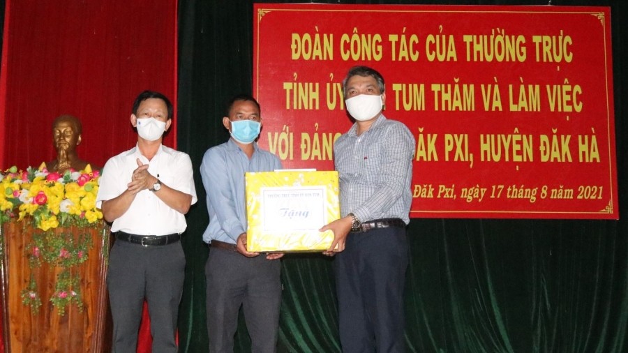 Đồng chí Bí thư Tỉnh ủy tặng quà tập thể Đảng ủy xã Đăk Pxi  nhân chuyến công tác (ảnh: kontum.gov.vn)